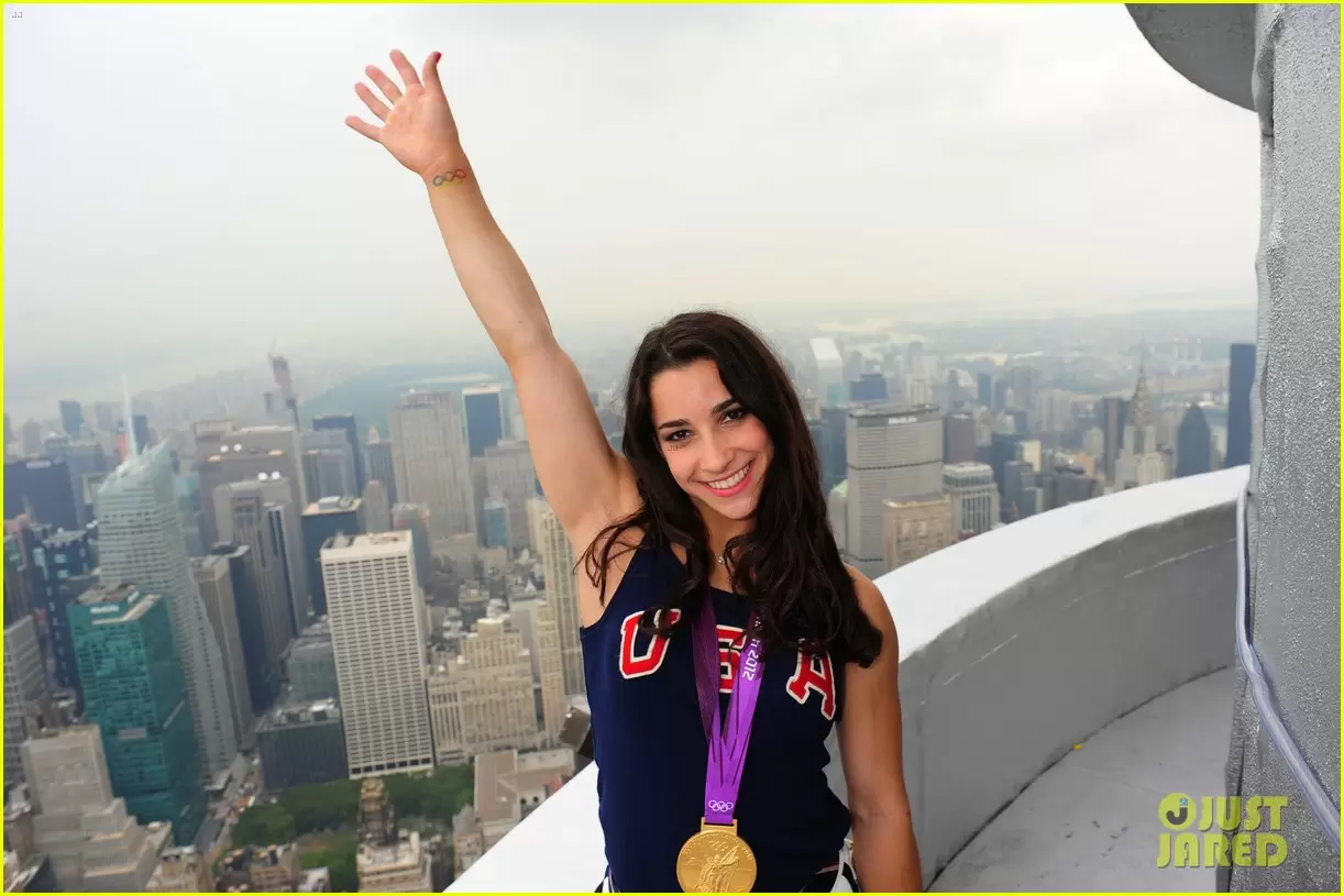 Enjoy the pleasure of going up to the Empire State Building in New York