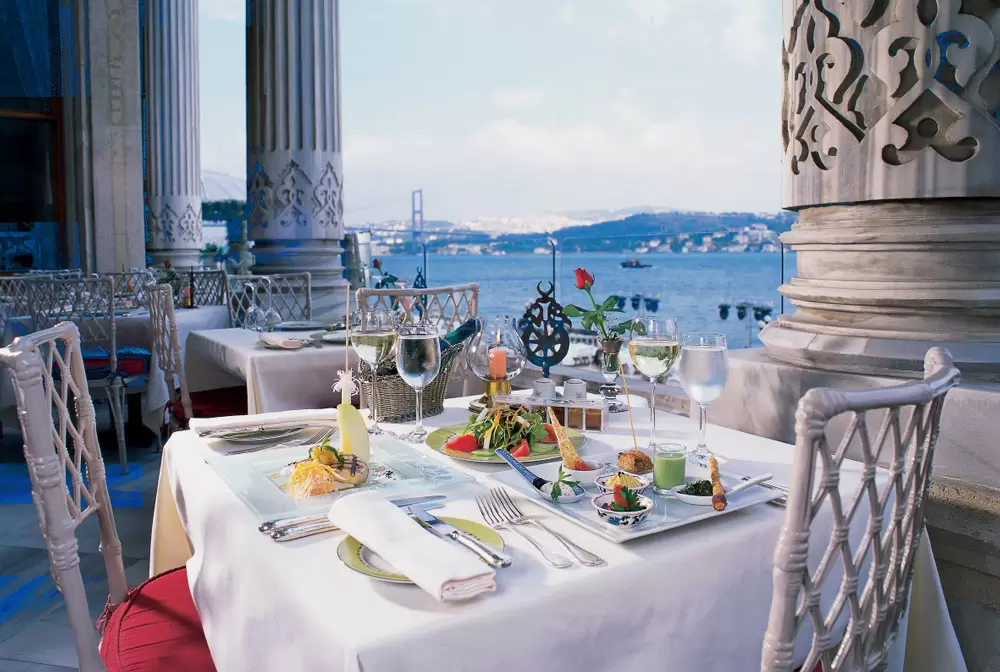 Рестораны стамбула с видом. Tugra Restaurant Стамбул. Кемпинский Стамбул. Чираган Палас Кемпински Стамбул доломбаче. Стамбул кафе с видом на Босфор.
